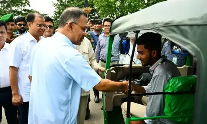 দুই জুলাই যোদ্ধা ও এক বৃদ্ধকে রিকশা উপহার দিলেন প্রধানমন্ত্রী।